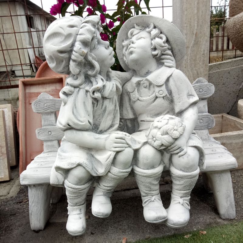 BIMBI PUTTI SU PANCHINA IN CEMENTO